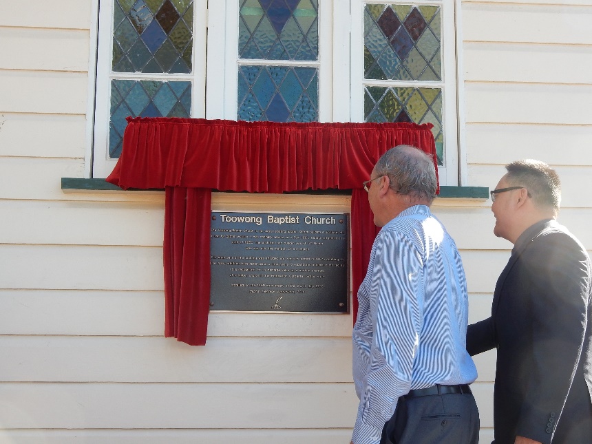 Plaque 3 unveiling